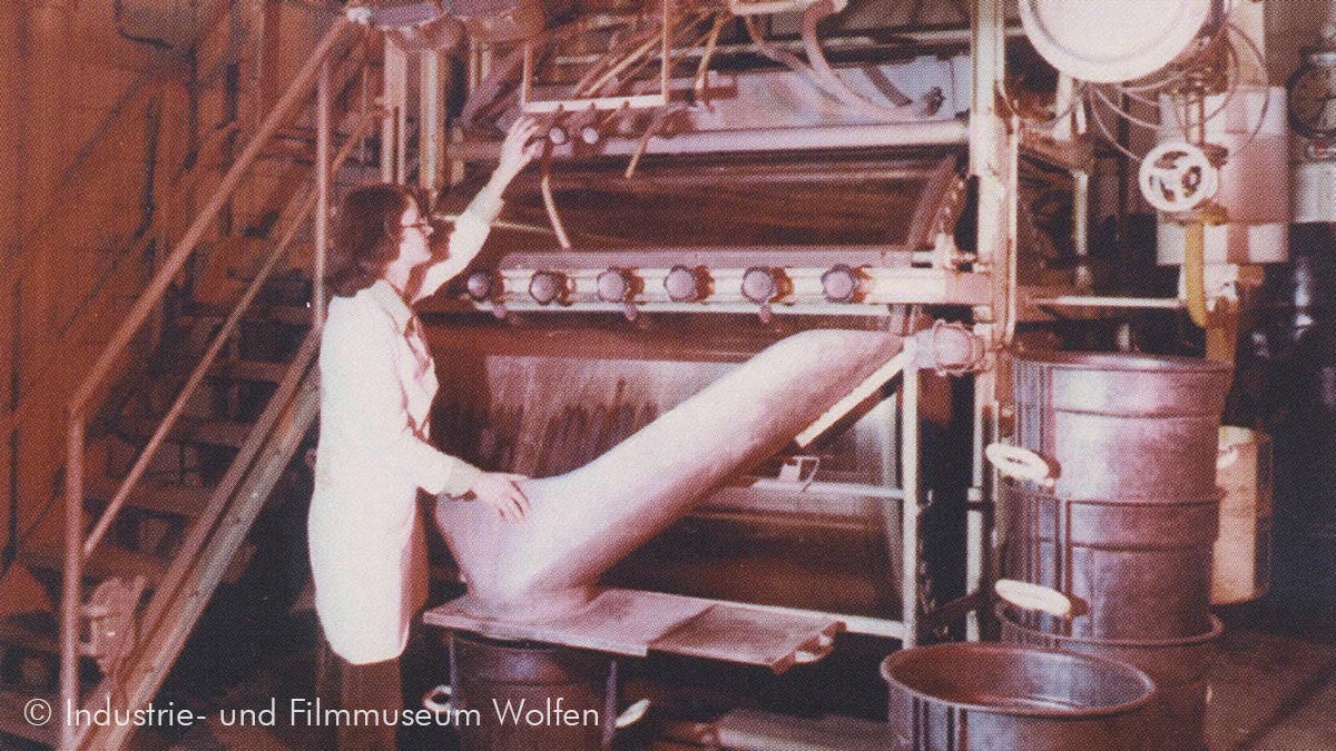 Ein historisches Foto einer Arbeiterin in den Chemiewerken Wolfen