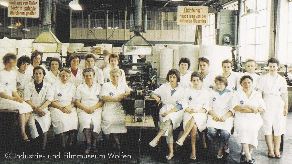 Ein historisches Foto von Mitarbeiterinnen der Fabrik in Wolfen